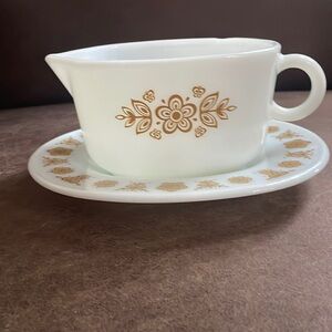 Butterfly Gold Pyrex gravy-boat and dish set